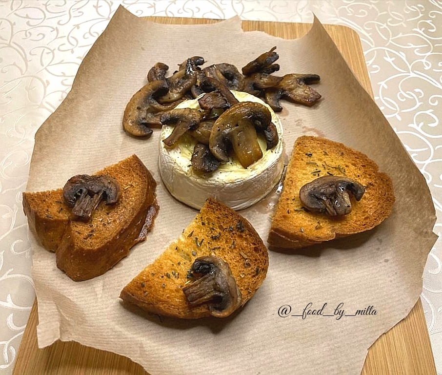 Запеченный сыр Бри с грибами