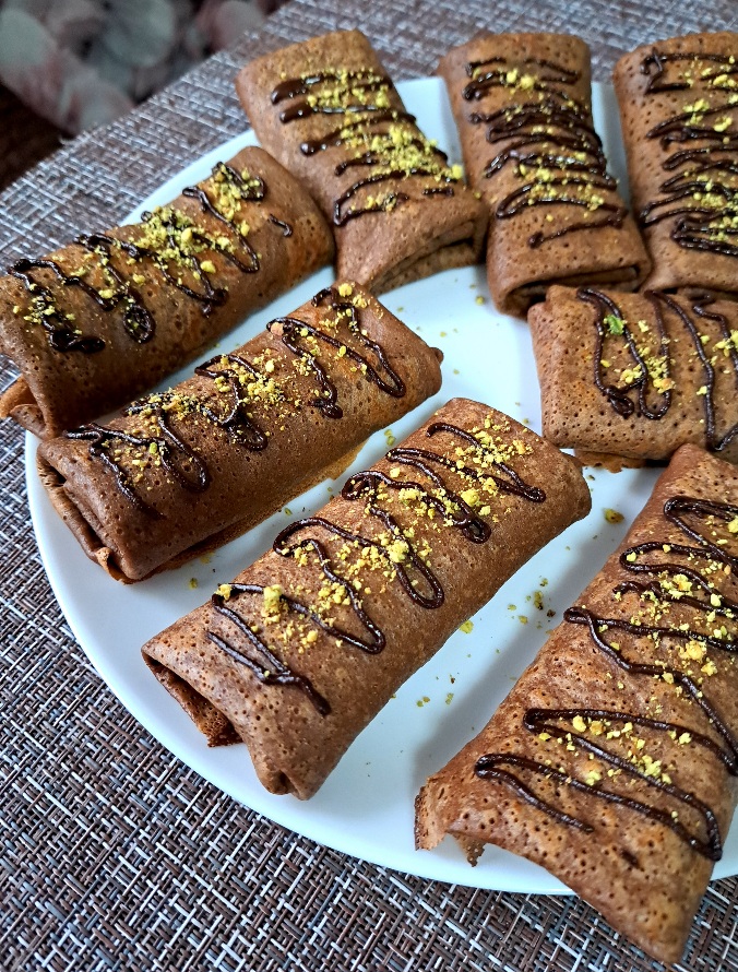 Шоколадные блины с творогом и грушей