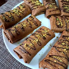 Шоколадные блины с творогом и грушей