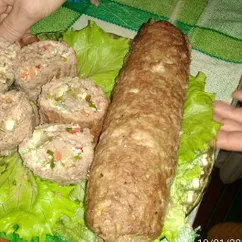 Мясной рулет с рикоттой и овощами