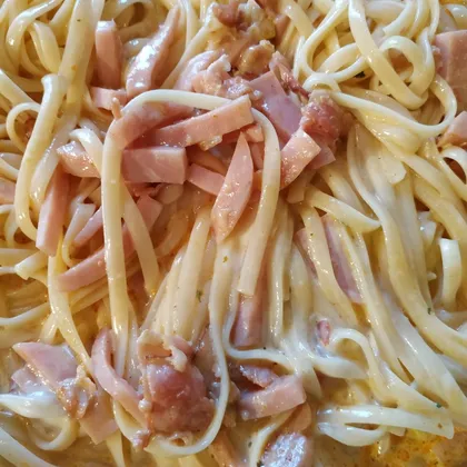 Спагетти в сливочного-сырном соусе с беконом и ветчиной