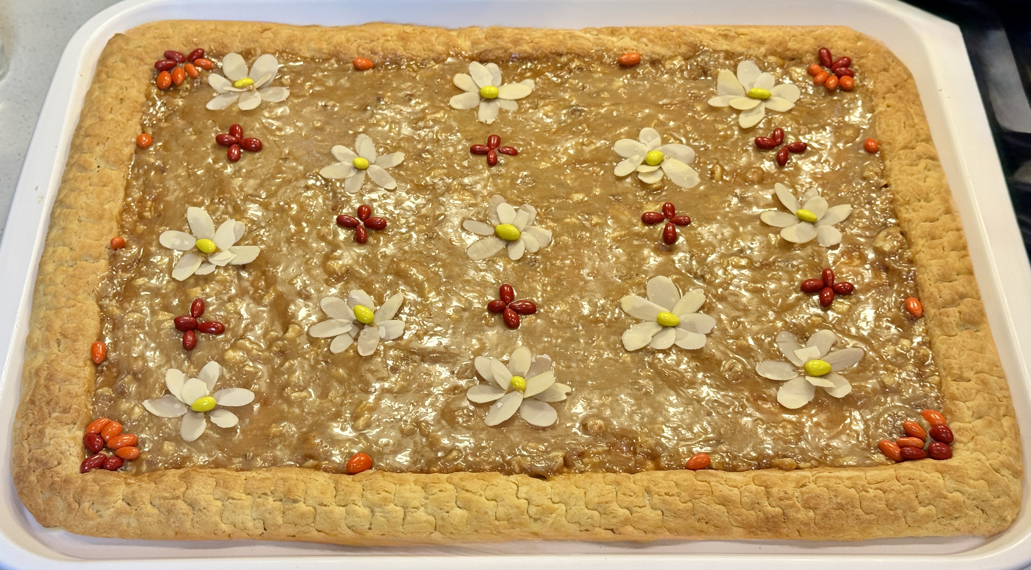 Песочный пирог с карамелью и орехами