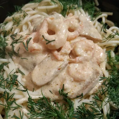 Спагетти в сливочно-остром соусе с креветками и шампиньонами