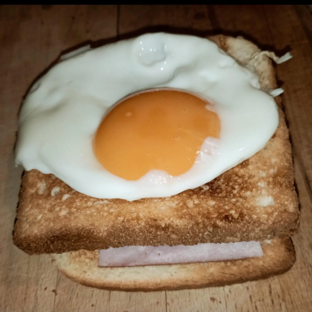 Бутерброд с яйцом и ветчиной