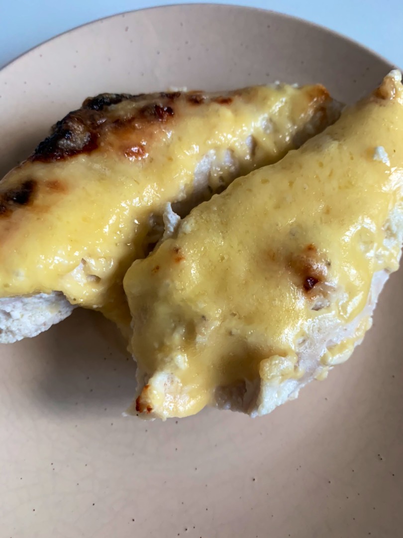 Куриная грудка под сметанным соусом