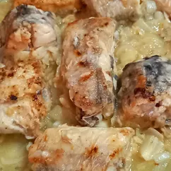 Рыба минтай жареная на луковой подушке