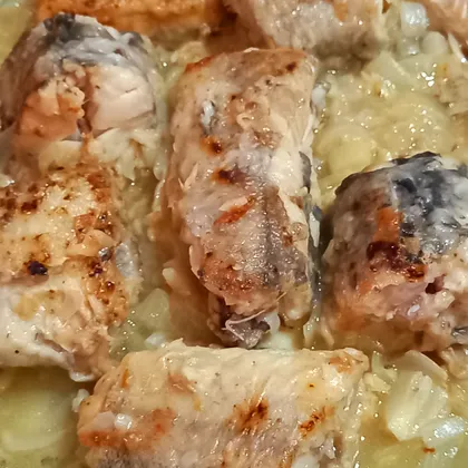 Рыба минтай жареная на луковой подушке