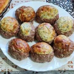 Мясное гнездышко с грибами и лучком со сметанно-сырным соусом 