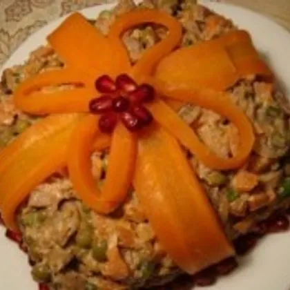 Салат с морковью, орехами и курицей «Подарок»