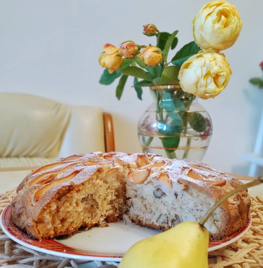 Грушевый пирог с грецкими орехами