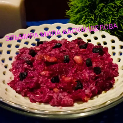 Свекольный салат с черносливом, чесноком и орешками кешью