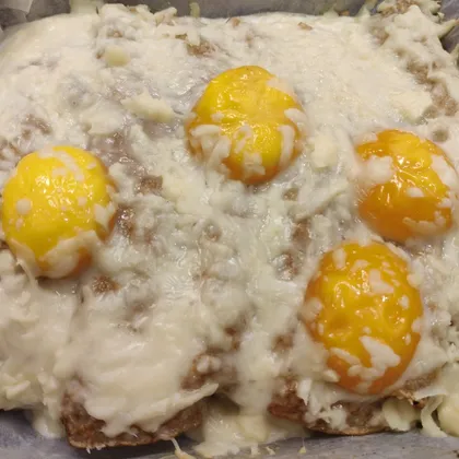 Яичница с блинчиками и сыром сулугуни в духовке