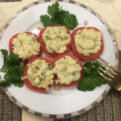 Помидоры с чесноком, кинзой, сельдереем в сыре