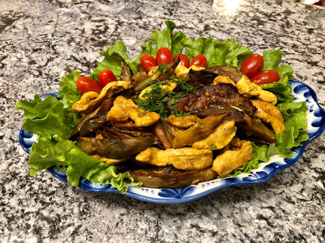 Жареные баклажаны с курицей и имбирём