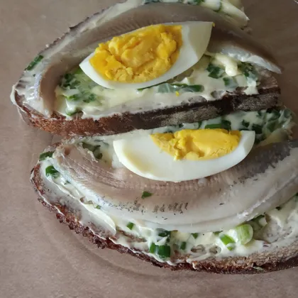 Бутерброды с салакой и яйцом