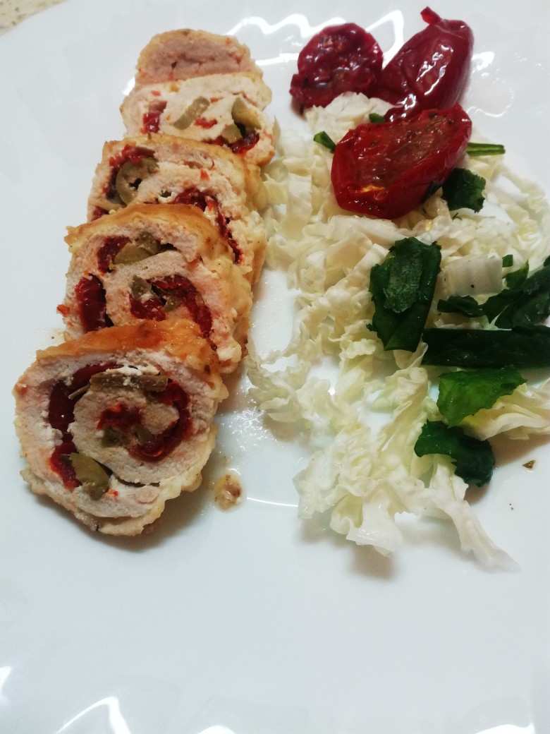Куриные рулетики с вялеными томатами и оливками