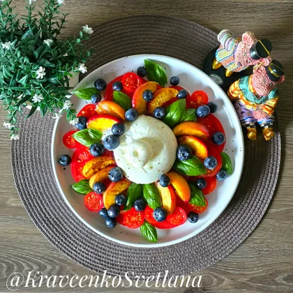 Салат с помидорами, бурратой, персиками и голубикой
