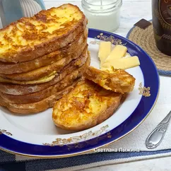 Гренки с сыром и яйцом на сковороде