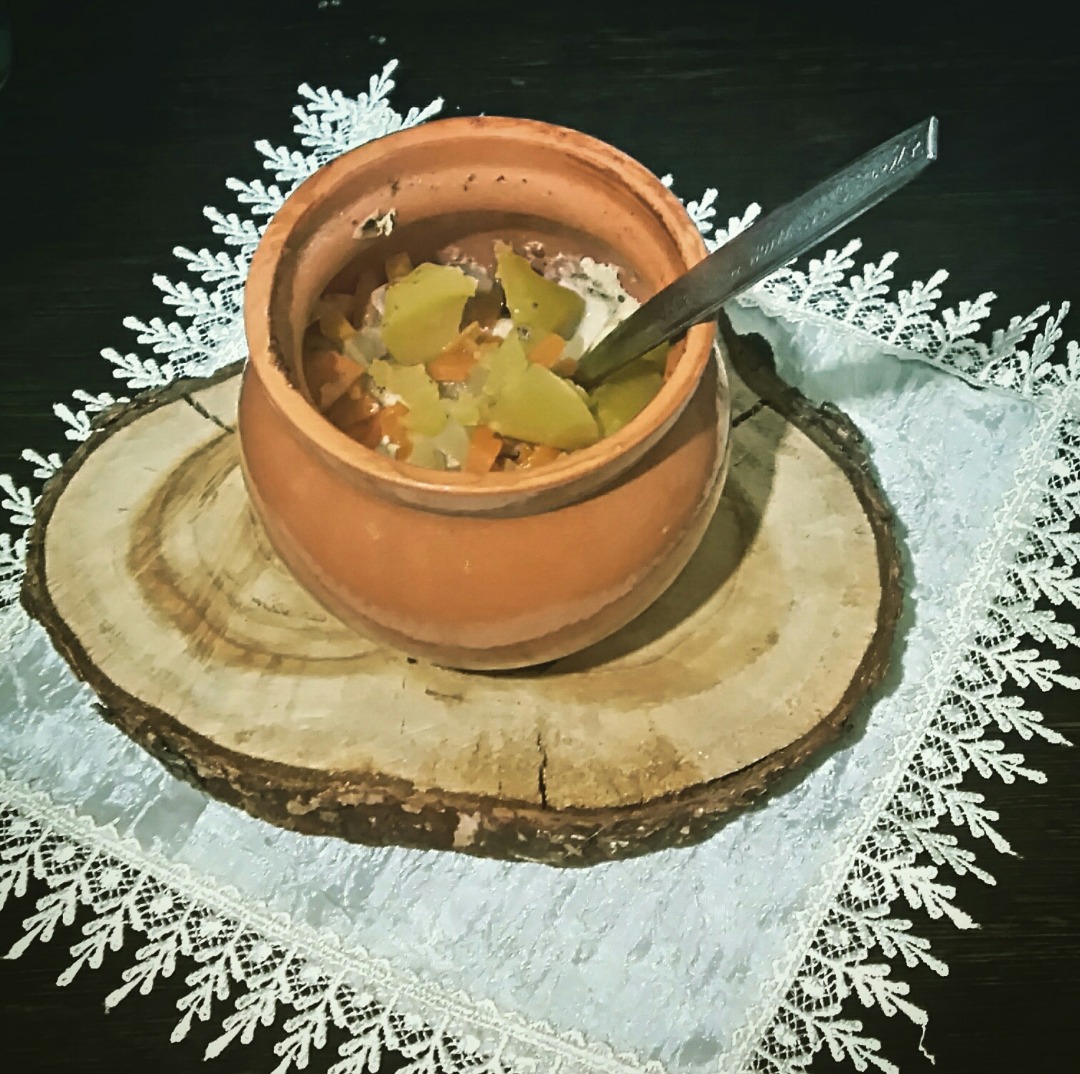 Тушеная картошка с курицей в горшочках