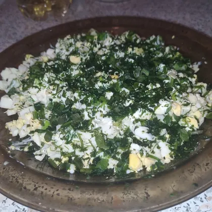 Салат с зелёным луком и яйцами