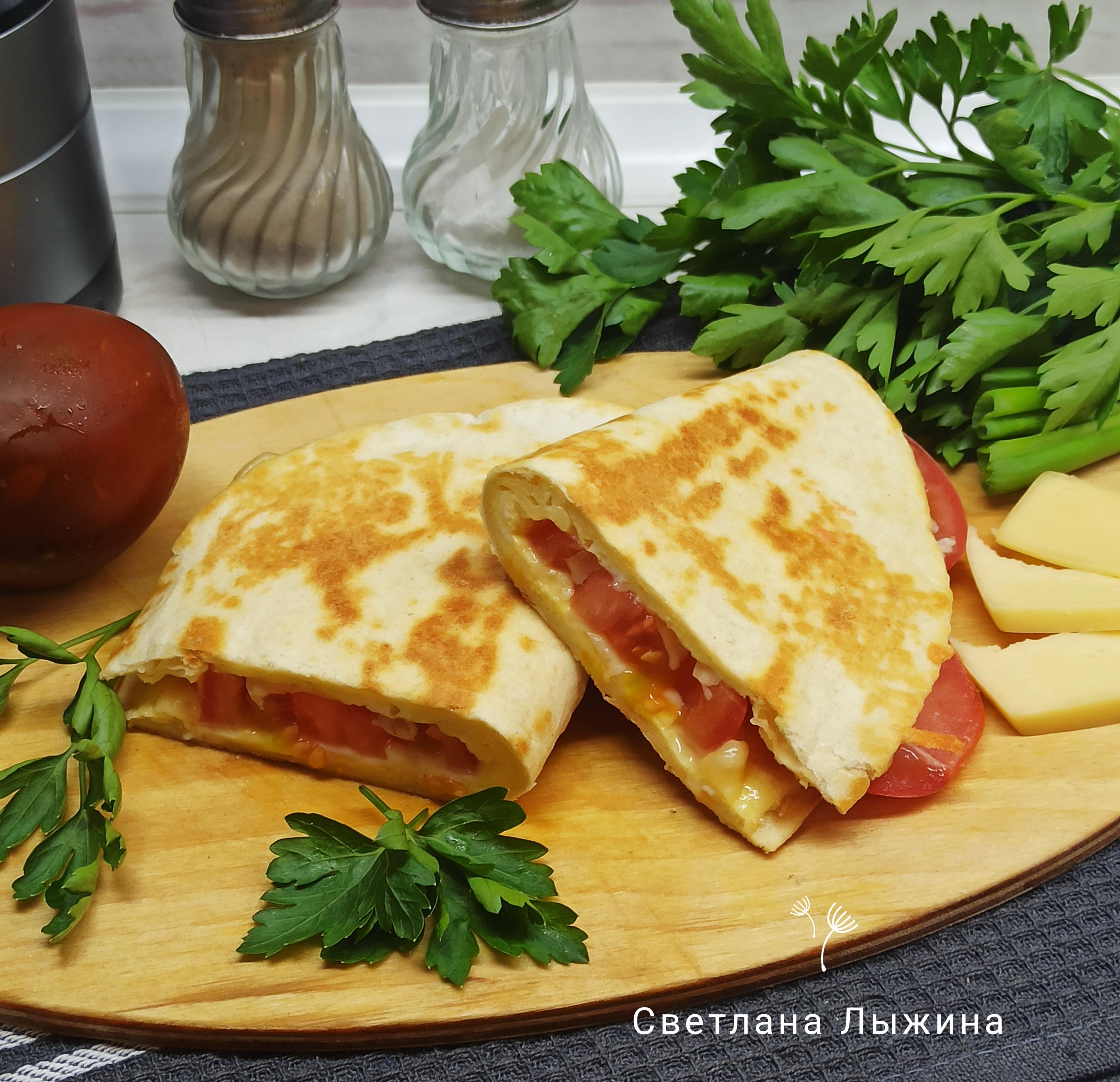 Тортилья с яйцом, сыром и помидорами на сковороде