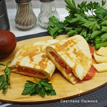 Тортилья с яйцом, сыром и помидорами на сковороде