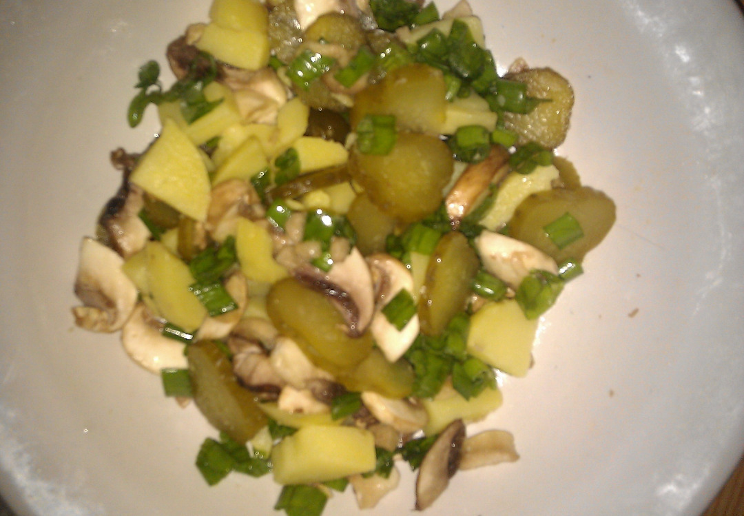 Салат из картофеля с шампиньонами и зелёным луком