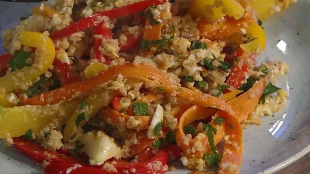Киноа со сладким перцем и яйцами скрэмбл