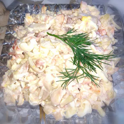 Морской королевский салат с кальмарами и креветками
