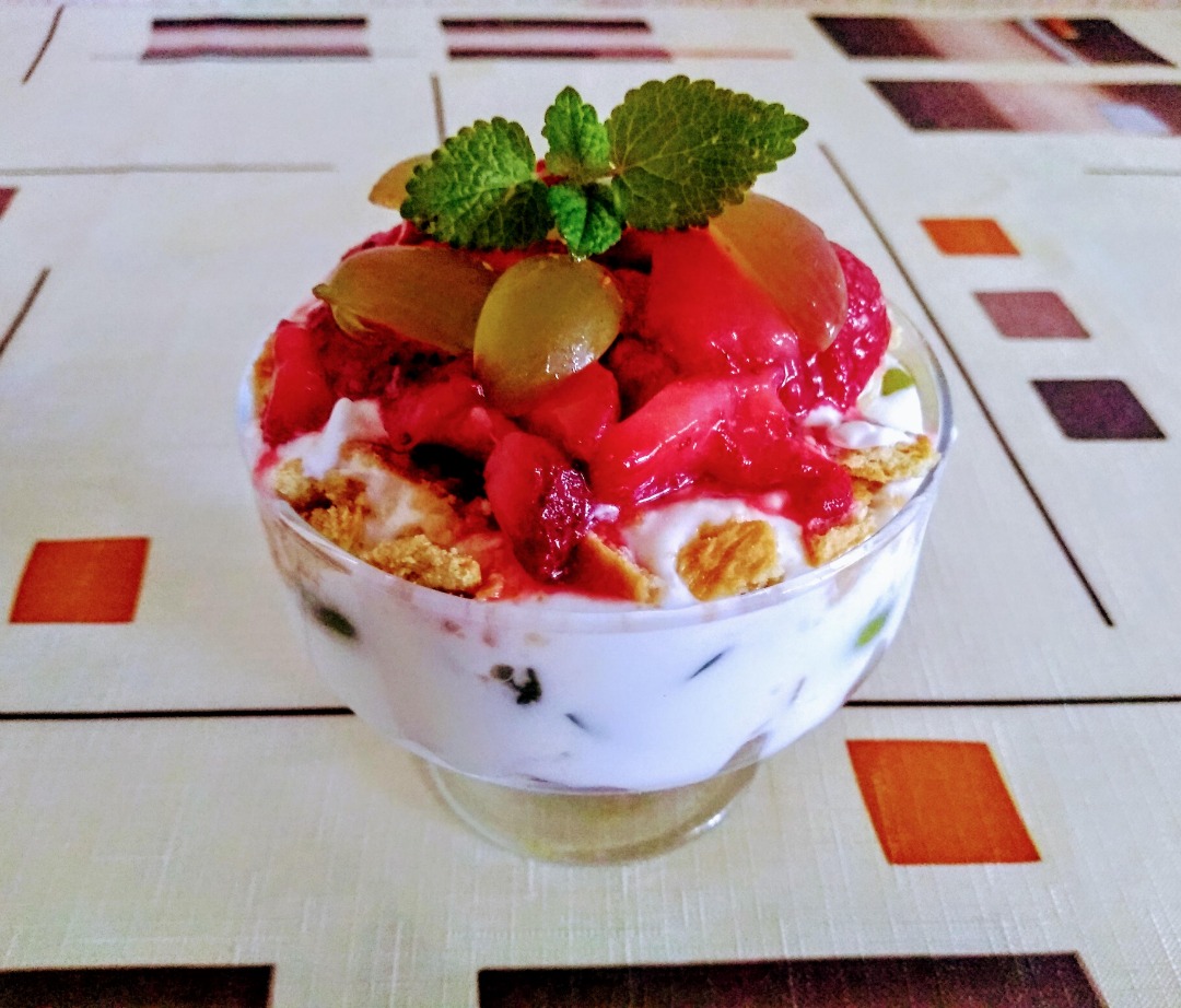 Десерт с йогуртом, виноградом и клубникой