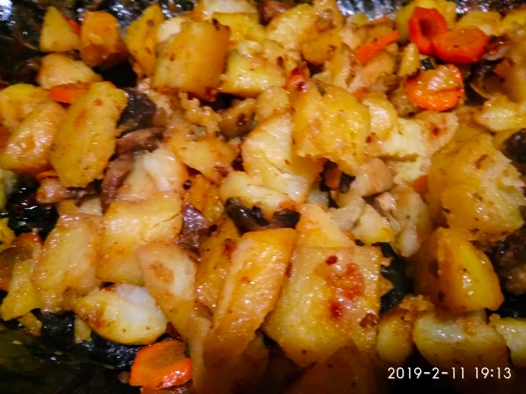 Картофель с грибами запечённый в рукаве