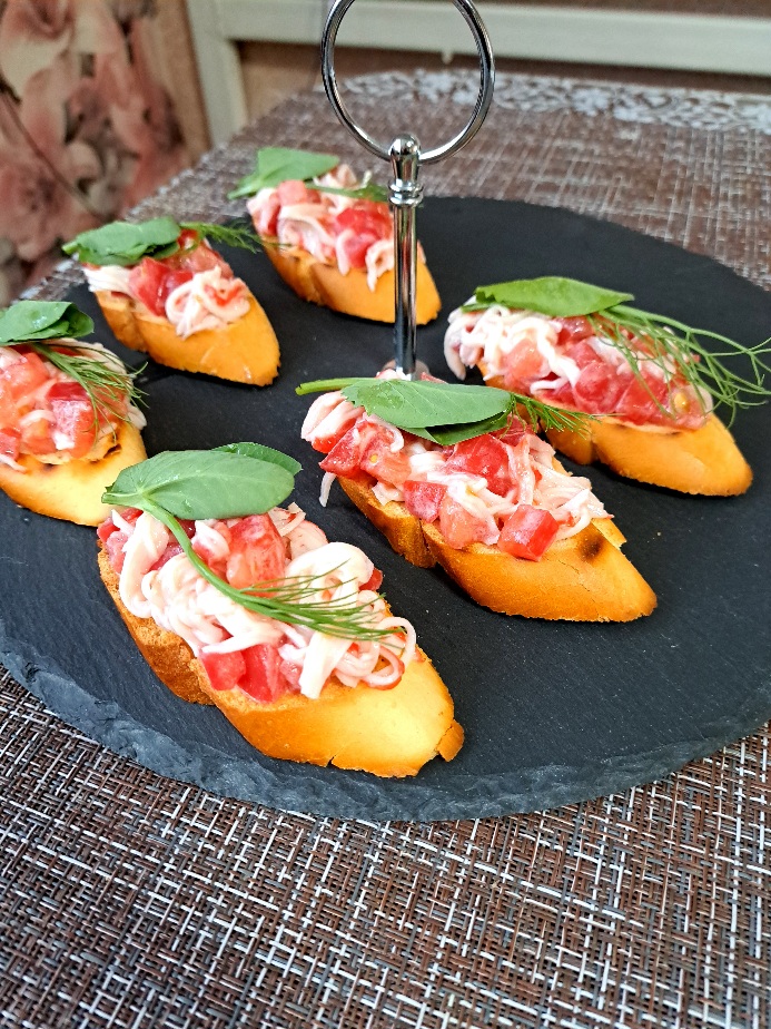 Брускетта с крабовыми палочками