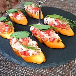 Брускетта с крабовыми палочками 