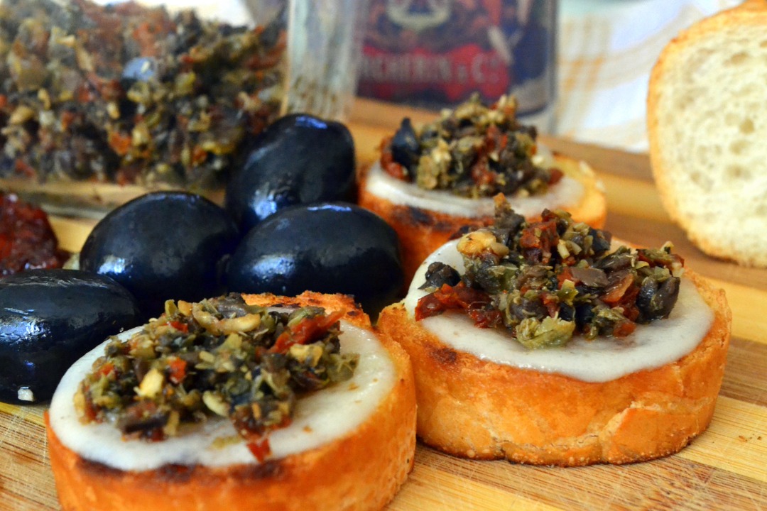 Брускетта с пастой из оливок