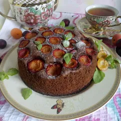 Шоколадный пирог со сливами и мятой🌿