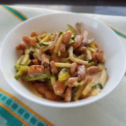Сочный салат с белой фасолью в томате и сухариками