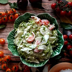 Салат из помидоров, огурцов и хрустящего фриллиса 🥗