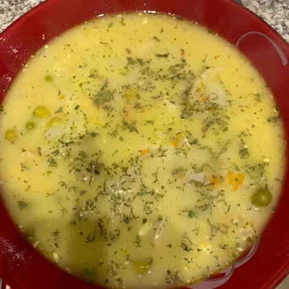 Куриный суп с цветной капустой, горошком и сыром