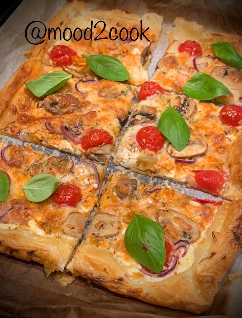 Пицца бланка на слоеном тесте с консервированным лососем и моцареллой