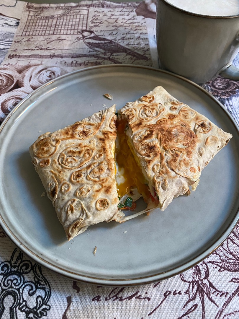 Конвертик с яйцом, сыром, томатом и зеленью😍