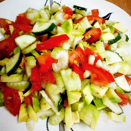 Овощной салат с авокадо и сельдереем