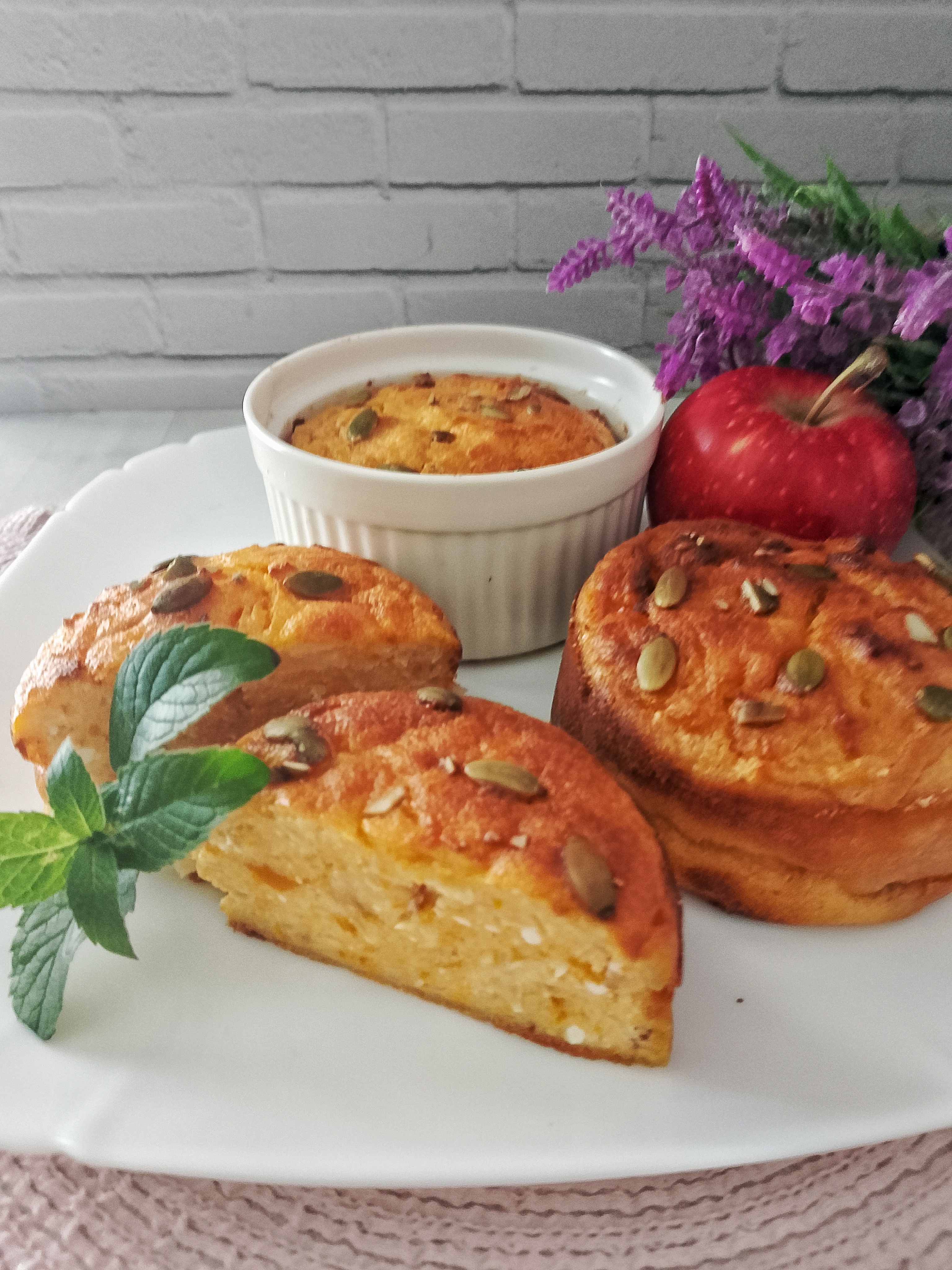 Творожные мини-запеканки с тыквой и яблоком