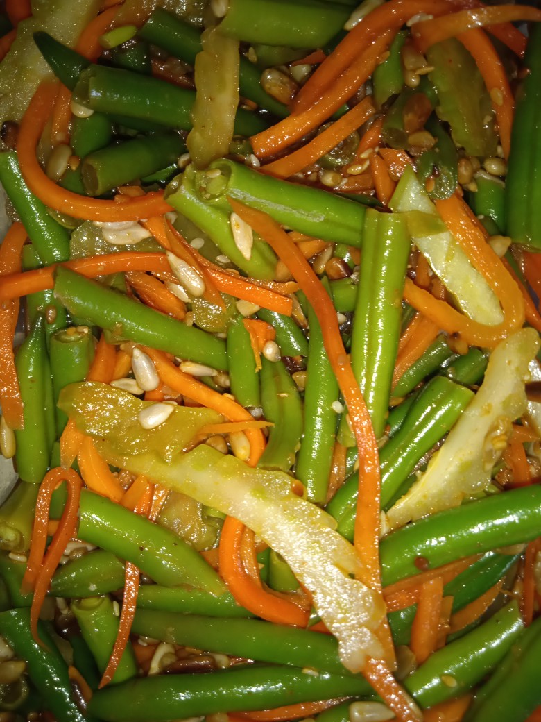 Рецепт Салат с Фасолью и корейской морковью.. Калорийность, химический состав и пищевая ценность.