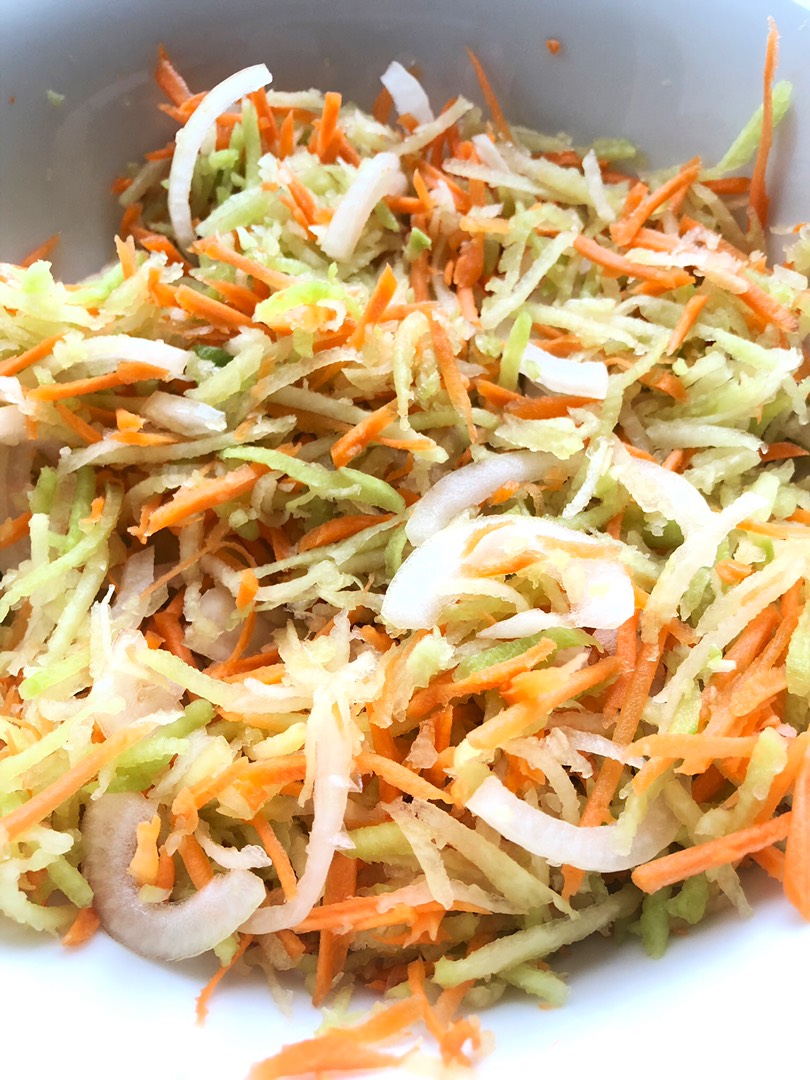 Салат из редьки, моркови и лука