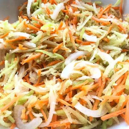 Салат из редьки, моркови и лука