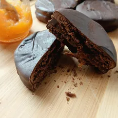 Шоколадное печенье с абрикосовым джемом 