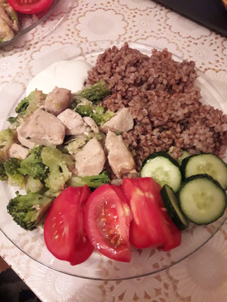 Куриное филе с брокколи и гречкой на гарнир