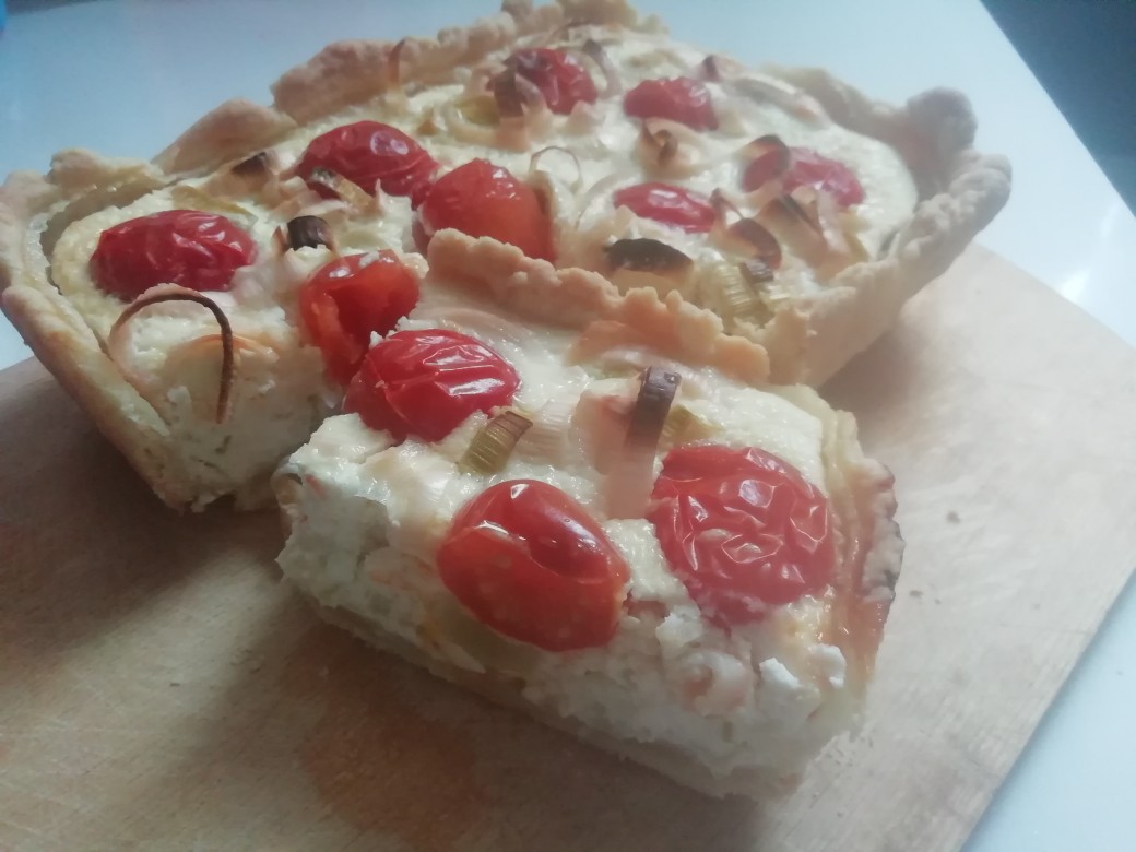 Киш с сырным суфле и помидорами черри