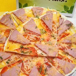 Пицца с колбасой на мексиканских лепёшках🍕