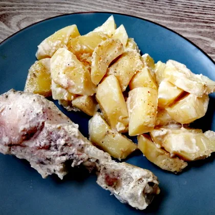 Картофель с курицей, с чесноком и сметаной